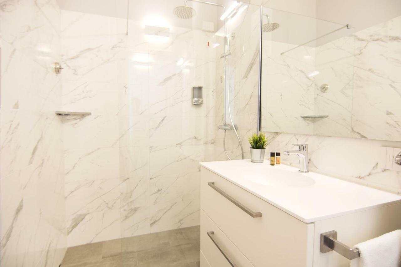 La Quadra Suites - Central Apartments In Iseo With Daily Housekeeping Ruang foto